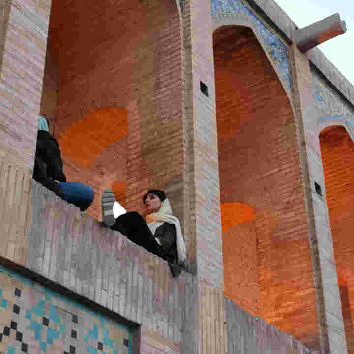 picture showing two girls sitting in one of the vaults of Si-o-se-pol bridge